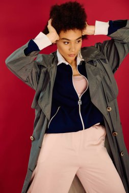 Genç bir kadın, modern kıyafetleriyle çarpıcı bir şekilde poz verirken derin duygular sergiler..