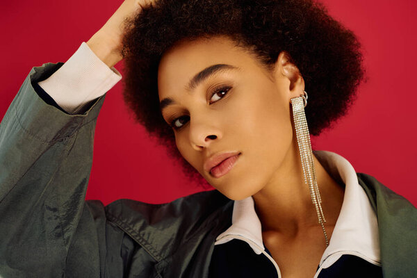 Молодая женщина выражает глубокие эмоции, демонстрируя свою уникальную прическу и стиль.