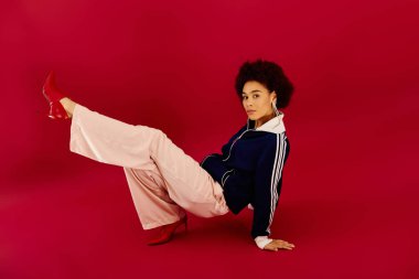 Genç bir kadın, yaratıcılığını sergileyerek, bir bacağının üzerinde şık bir şekilde dengede durarak duygularını ifade eder..