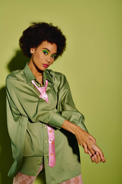 Молодая женщина выражает свои эмоции, позируя в стильном наряде, демонстрируя яркие цвета.