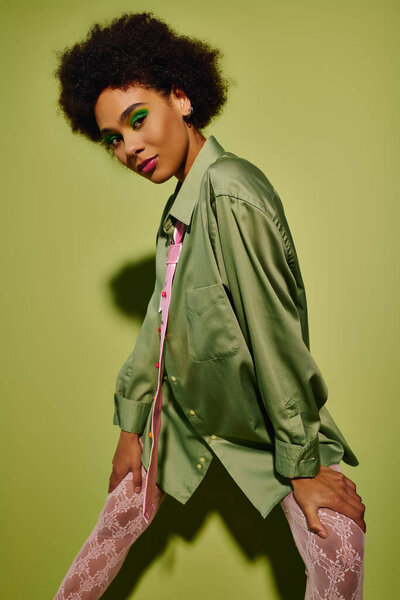 Молодая женщина демонстрирует свое уникальное чувство стиля и эмоциональную глубину в поразительной позе.