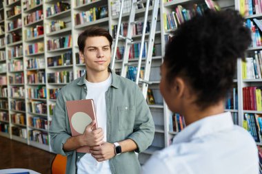 Hevesli bir öğretmen öğrencilerine kitap dolu bir kütüphanede öğrenme sevgisi aşılıyor.