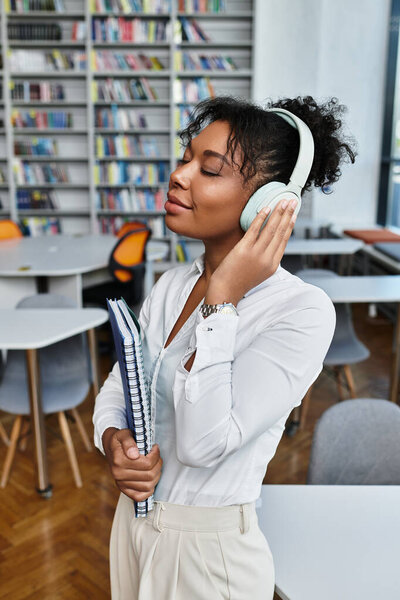 Энтузиастка учительница настроена на музыку, организуя свои материалы для занятий.