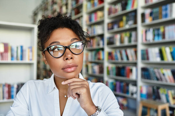 Задумчивый учитель размышляет о своих планах уроков в красочной библиотеке.