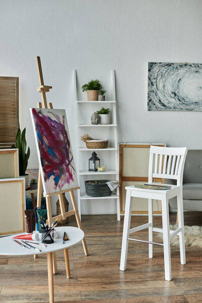 Уютная мастерская художника с мольбертом и яркими красками