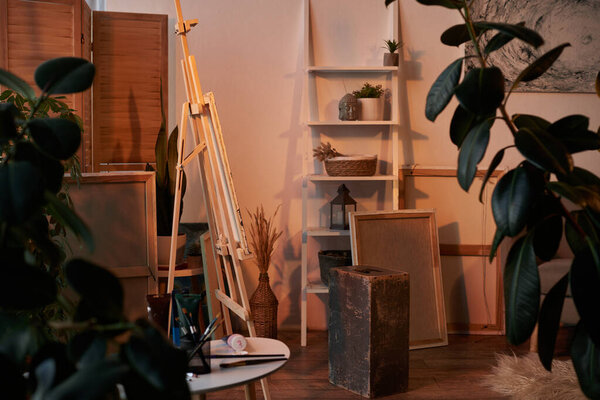 художественные работы на станке в уютной, заполненной растениями комнате.