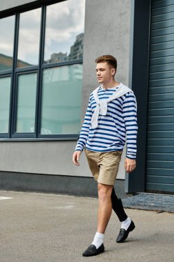 Şık bir genç adam, protez bacağıyla kendine güvenini göstererek caddede yürüyor..