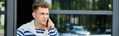 Protez bacaklı yakışıklı genç bir adam dışarıda önemli bir telefon görüşmesi yapıyor..