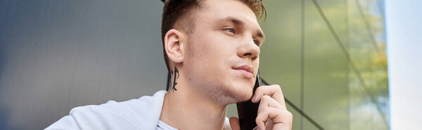 Молодой красавчик говорит по телефону, демонстрируя протез ноги..