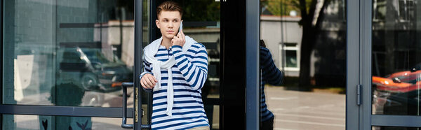 Молодой, стильный мужчина с протезной ногой уверенно стоит у современного здания.