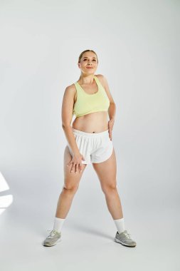 Sportif bir kadın, özverisini ve enerjisini sergileyerek kendine güvenerek bir antrenman seansına katılır..