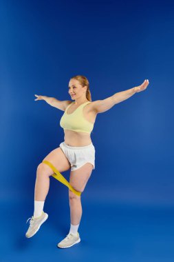 Kendini işine adamış bir sporcu kadın gücünü gösterirken enerjik bir egzersiz seansına katılır..