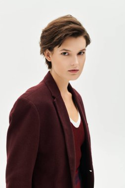 Şık bir kadın kendine güveni ve sıcacık kış kıyafetleri içinde, şık görünüşünü sergiliyor..