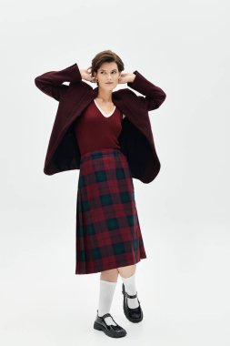 Zengin kış kumaşları giymiş bir kadın, gösterişli moda trendleri sergilerken zarafet saçar..