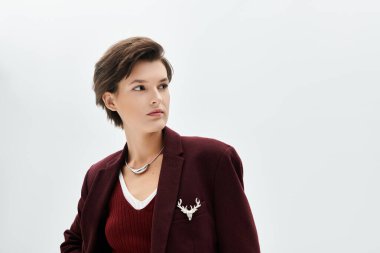 Çekici bir kadın şık kış tarzını sergiliyor, kendine güveni ve sıcaklığı yayıyor..