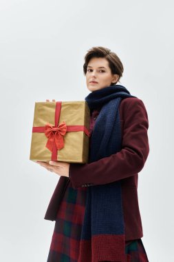 Samimi bir zarafetle sarmalanmış şık bir kadın, ışık saçan bir kış cazibesi sunar..