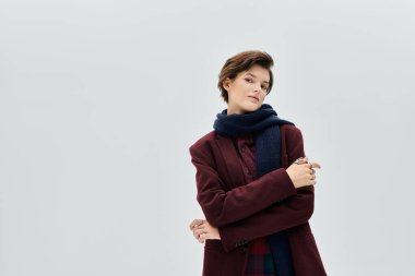 Şık bir kadın şık kış giysilerini sergilerken özgüven ve zarafet saçar..