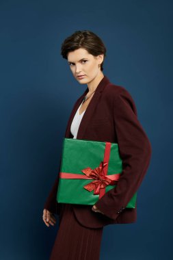 Rahat kışlık giysiler içinde sofistike bir kadın zarif bir poz verir ve güzelce paketlenir..