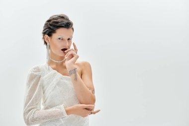 Güzel bir kadın zarif bir şekilde kışın rahat bir şekilde poz verir, ışıldayan cazibe ve entelektüellik saçar..