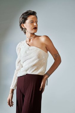 Göz kamaştırıcı bir kadın şık bir kıyafetle şık bir kış modası sergiliyor..