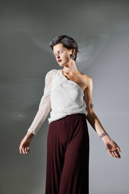 Kışın şık bir kadın içeride poz verirken kendine güvenir..