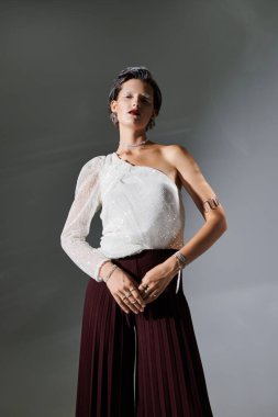 Yumuşak ışıklandırma zarif, minimalist kış giysileri içindeki bir kadını vurguluyor..