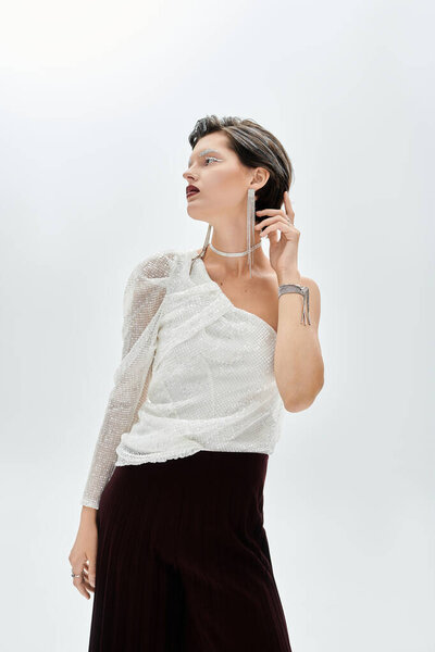 Шикарная женщина демонстрирует свой зимний стиль с уютной элегантностью, излучающей изысканность и теплоту.