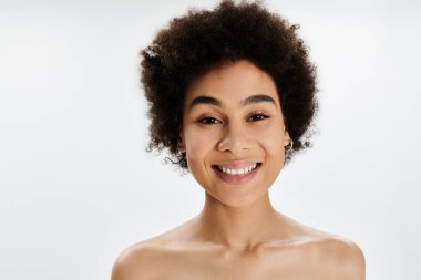 Genç kadın neşe ve sıcaklık saçıyor, doğal güzelliğini ve çekiciliğini vurguluyor..