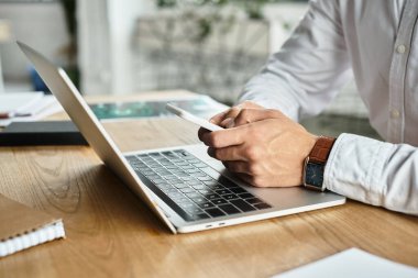 Beyaz gömlekli kararlı bir profesyonel şık bir ofis çalışma alanında aktif olarak iş birliği yapar..