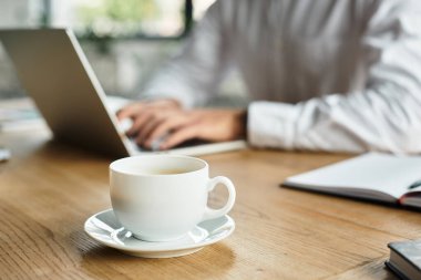 Beyaz gömlekli çalışkan bir işadamı şık bir ofiste proje çalışması yapıyor..