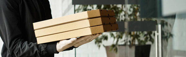 Специалист по доставке приносит упакованные пакеты в оживленное офисное здание.