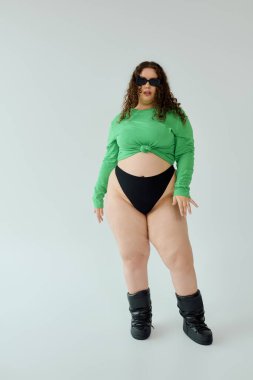 Çarpıcı, iri yarı bir kadın eşsiz moda anlayışını sergiliyor, konfor ve yeteneğini harmanlıyor..