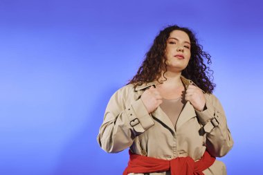 Kendine güvenen ve cüsseli bir kadın, kendine has tarzını parlak ışık altında özgüven ve cazibeyle sergiliyor..