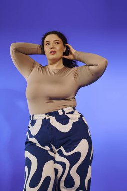 Artı boyut modeli benzersiz tarzını sergiliyor özgüven ve duruş ile, güzelliği vurguluyor..