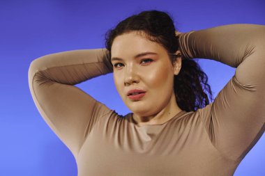 Kendine güvenen, iri yarı bir kadın güzelliğini ve gücünü canlı renklerde gösterir..