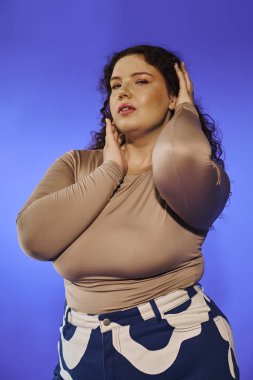 Güzel kadın zarifçe poz veriyor, kendine olan güvenini ve tarzını çarpıcı renklerle vurguluyor..