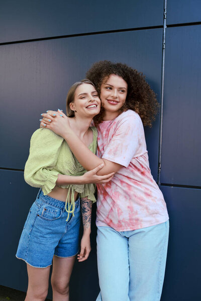 Красивая молодая пара наслаждается радостным моментом на открытом воздухе, завернутая в объятия друг друга.