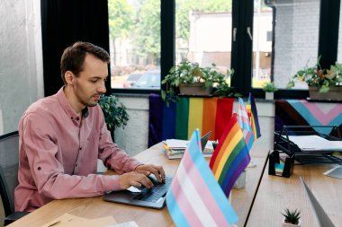 Kendini işine adamış şık bir adam ofisinde çok çalışıyor..