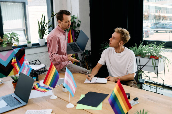 Пара участвует в оживленном мозговом штурме в окружении красочных украшений гордости.