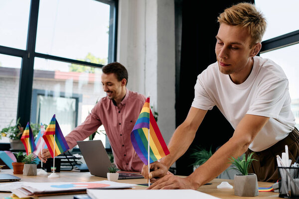 Красивая пара устраивает красочные флаги гордости в своем ярком рабочем пространстве, празднуя любовь.
