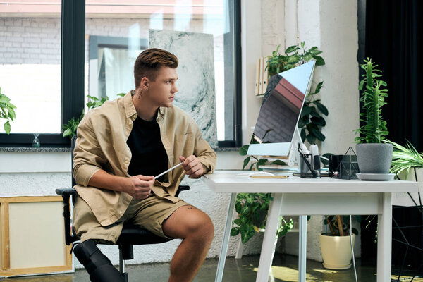 Задачами на современном рабочем месте занимается молодой специалист с протезной ногой.