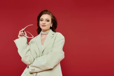 Şık, büyük beden giysiler içinde, genç bir kadın moda yeteneğini sergiliyor..