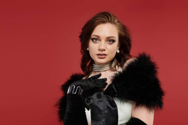 Genç kadın zarafetini sergiliyor, lüks içinde, kendine güveni ve cazibesi tam..