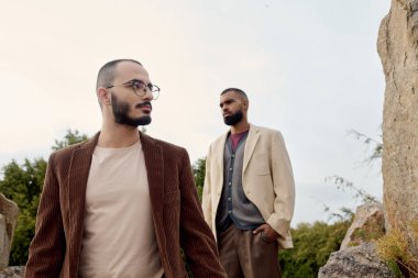İki yakışıklı adam sonbahar kıyafetlerini modelliyor. Doğayla iç içe. Güzel sonbahar renkleri, coşkulu bir tarz ve kendine güven..