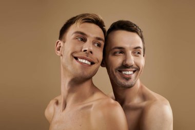 Sırt sırta verip, samimi bir atmosferde gülücükler ve neşe paylaşan genç bir çift..