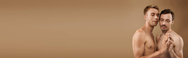 Двое молодых людей стоят рядом, демонстрируя свою любовь в теплой атмосфере, излучая счастье..