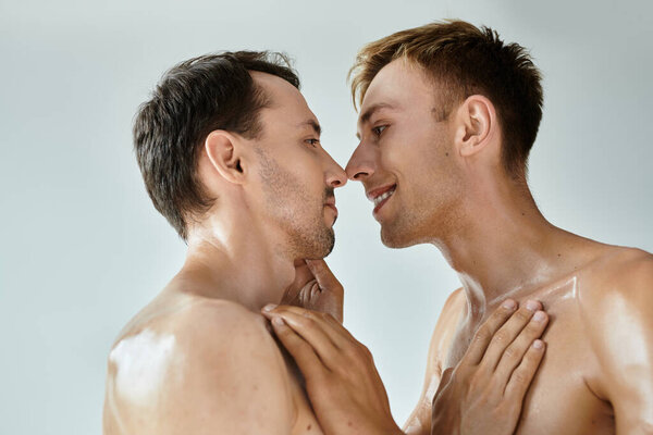 Двое мужчин тепло общаются, их выражение лица наполнено радостью и любовью в уютной обстановке..