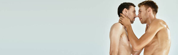 Двое молодых людей разделяют близкие и интимные объятия, передавая любовь и привязанность в ярком пространстве.