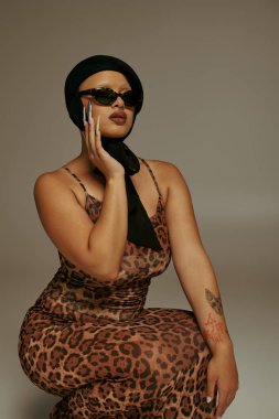 Göz alıcı leopar desenli bir kıyafet giymiş genç bir kadın eşsiz tarzını ve zarafetini sergiliyor..