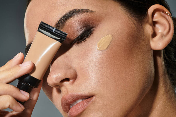 Женщина элегантно расширяет свои черты основанием для изысканного вечера.